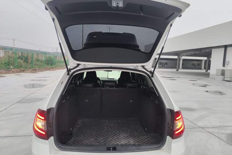 Used Skoda Octavia 2019 Station Wagon TSI230 DSG Luxury Edition China VI Standard Trunk