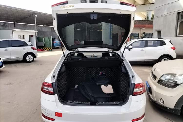 Used Skoda Octavia 2019 1.5L Automatic Smart Drive Luxury Edition China VI Standard Trunk