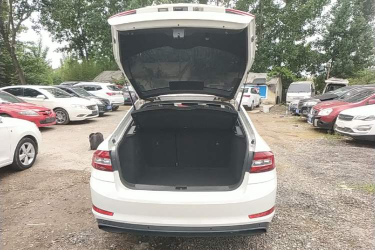 Used Skoda Octavia 2019 1.5L Automatic SmartDrive Comfort Edition China VI Standard Trunk
