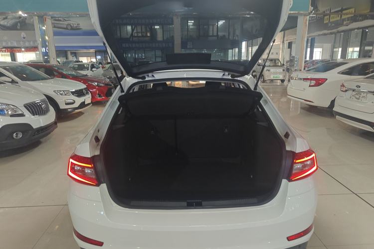 Used Skoda Octavia 2019 TSI230 DSG Smart & Comfort Edition China VI Standard Trunk
