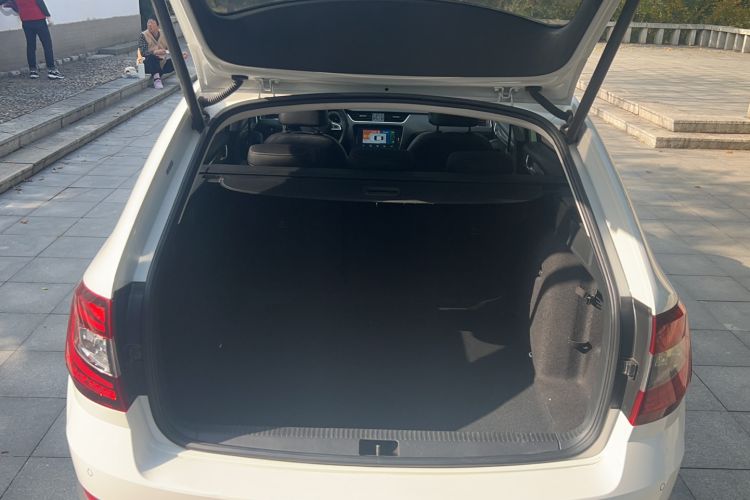 Used Skoda Octavia 2019 TSI280 DSG Luxury Edition Station Wagon China VI Standard Trunk