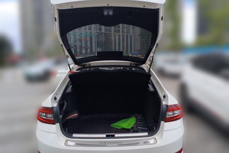 Used Skoda Octavia 2019 1.5L Automatic Smart Drive Luxury Edition China VI Standard Trunk