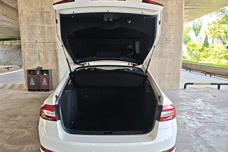 Used Skoda Octavia 2019 1.5L Automatic Smart Drive Luxury Edition China VI Standard Trunk