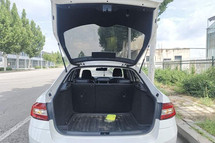 Used Skoda Octavia 2019 TSI230 DSG SmartDrive Luxury Edition China VI Trunk