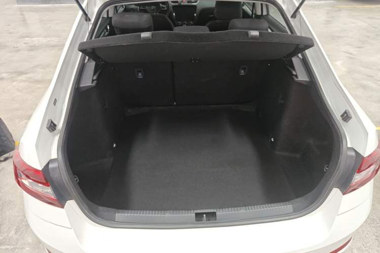 Used Skoda Octavia 2019 1.5L Automatic SmartDrive Comfort Edition China VI Standard Trunk