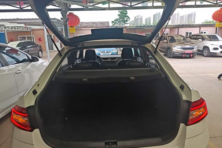 Used Skoda Octavia 2019 1.5L Automatic Smart Drive Luxury Edition China VI Standard Trunk
