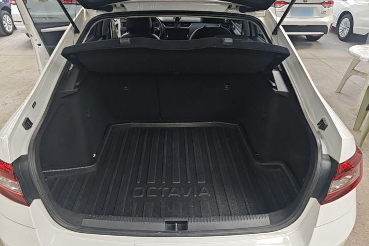 Used Skoda Octavia 2019 1.5L Automatic Smart Drive Luxury Edition China VI Standard Trunk
