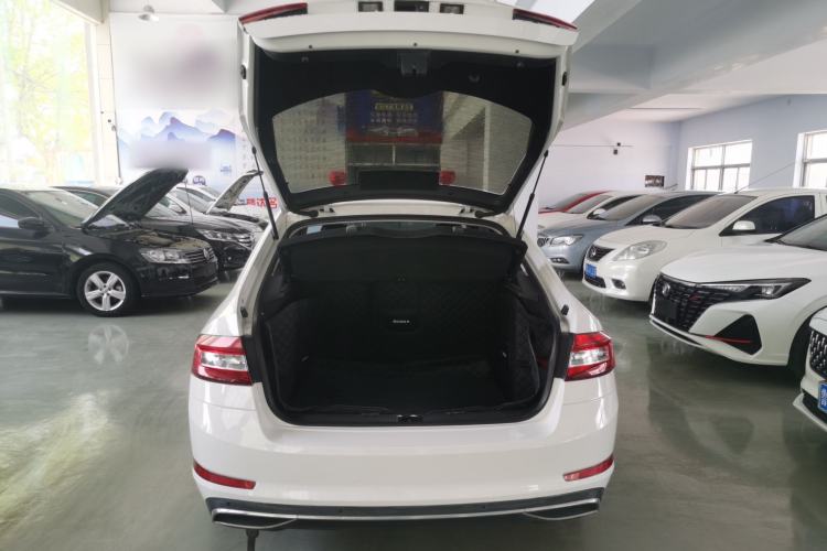 Used Skoda Octavia 2019 1.5L Automatic Smart Drive Luxury Edition China VI Standard Trunk