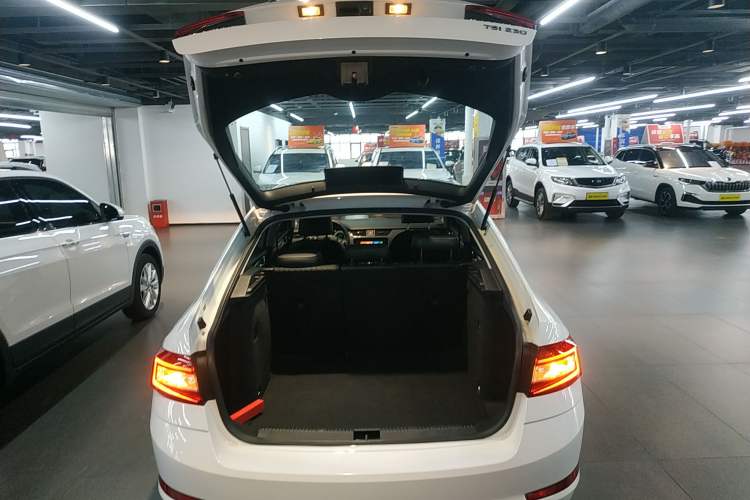 Used Skoda Octavia 2019 TSI230 DSG SmartDrive Luxury Edition China VI Trunk
