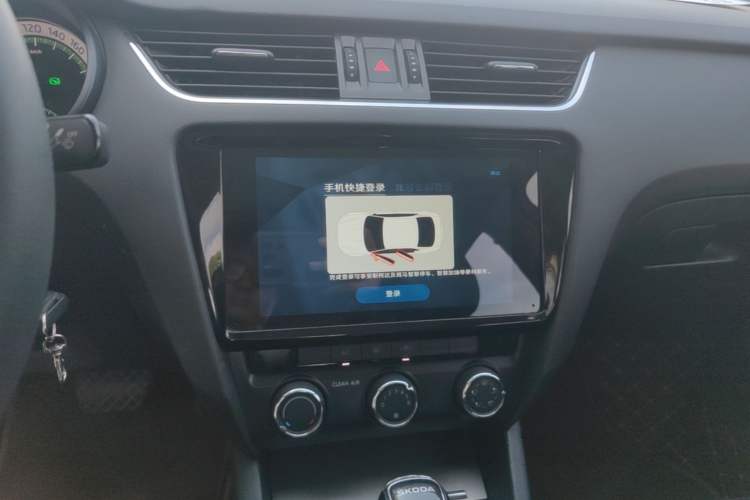 Used Skoda Octavia 2019 1.5L Automatic Smart Drive Luxury Edition China VI Standard Audio And AC Panel