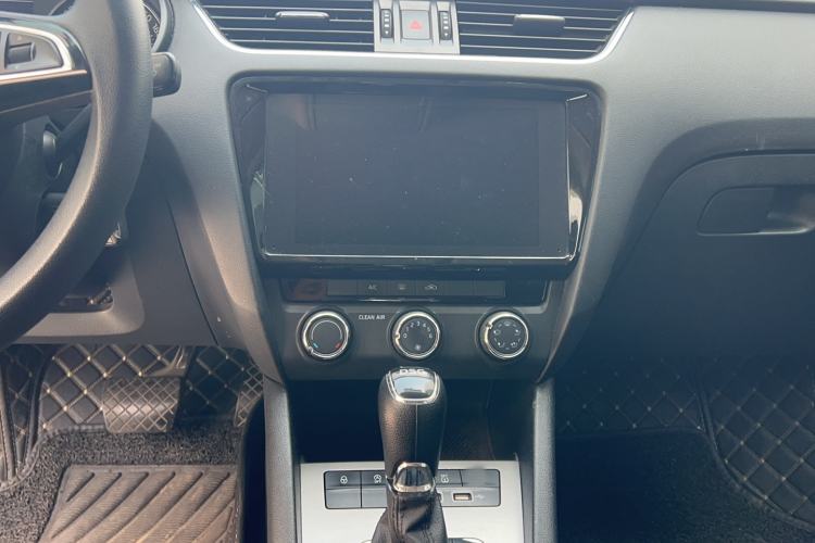 Used Skoda Octavia 2019 TSI230 DSG SmartDrive Comfort Edition China V Standard Audio And AC Panel