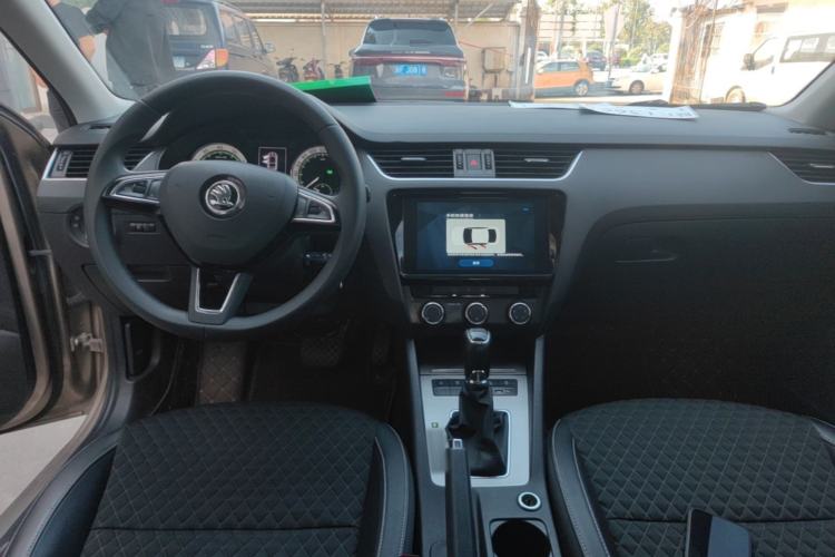 Used Skoda Octavia 2019 1.5L Automatic Smart Drive Luxury Edition China VI Standard Center Console