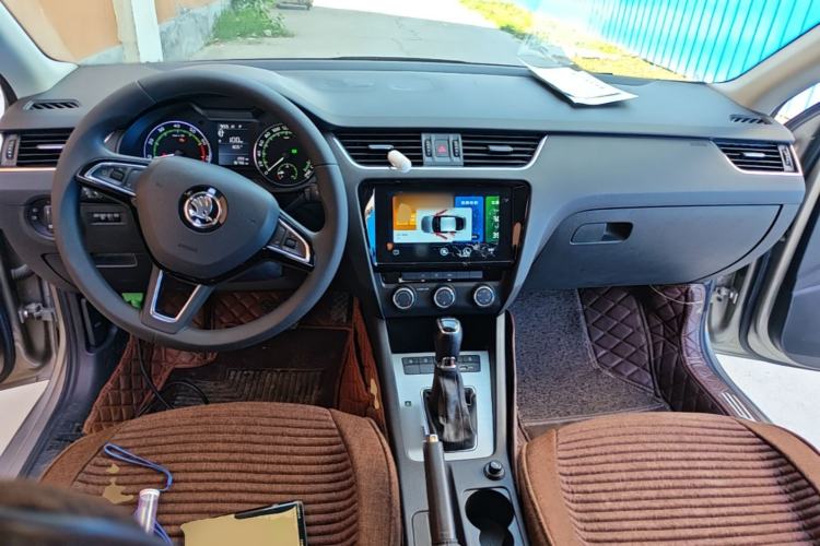 Used Skoda Octavia 2019 1.5L Automatic SmartDrive Comfort Edition China VI Standard Center Console
