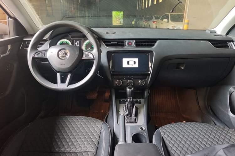 Used Skoda Octavia 2019 1.5L Automatic Smart Drive Luxury Edition China VI Standard Center Console
