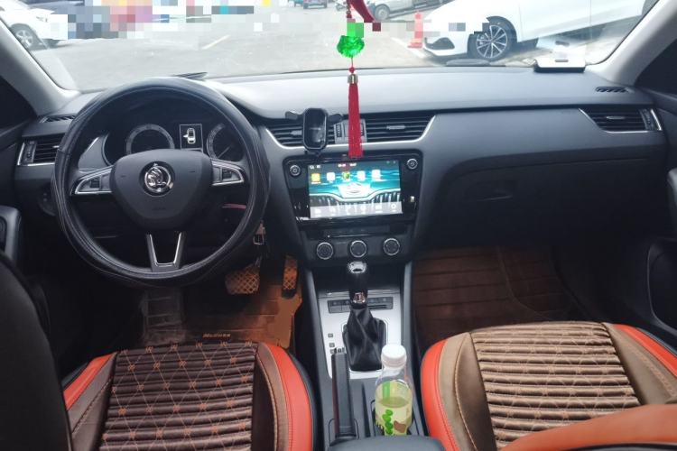 Used Skoda Octavia 2019 1.5L Automatic Luxury Edition Center Console