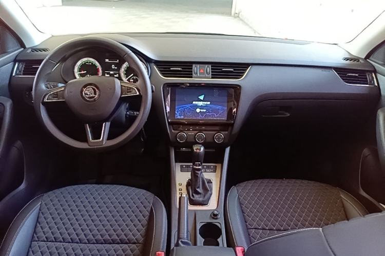 Used Skoda Octavia 2019 1.5L Automatic Smart Drive Luxury Edition China VI Standard Center Console