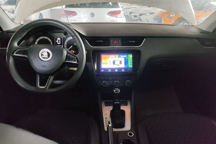 Used Skoda Octavia 2019 1.5L Automatic Smart Drive Luxury Edition China VI Standard Center Console