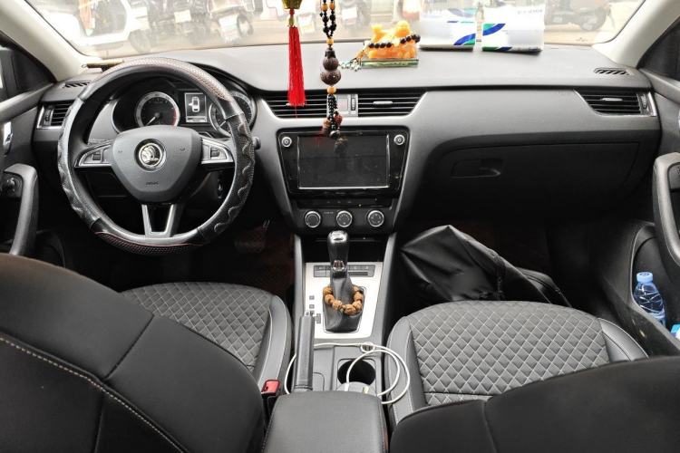 Used Skoda Octavia 2019 1.5L Automatic Luxury Edition Center Console