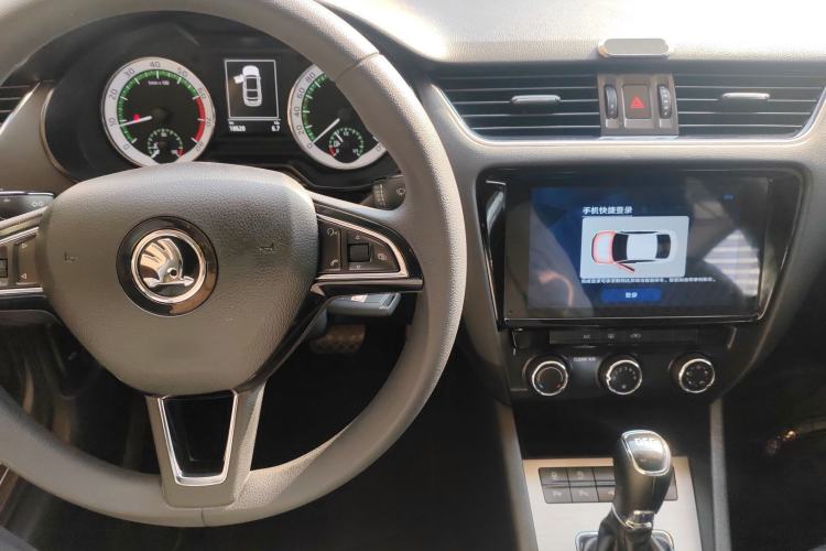 Used Skoda Octavia 2019 TSI280 DSG SmartDrive Luxury Edition China VI Center Console