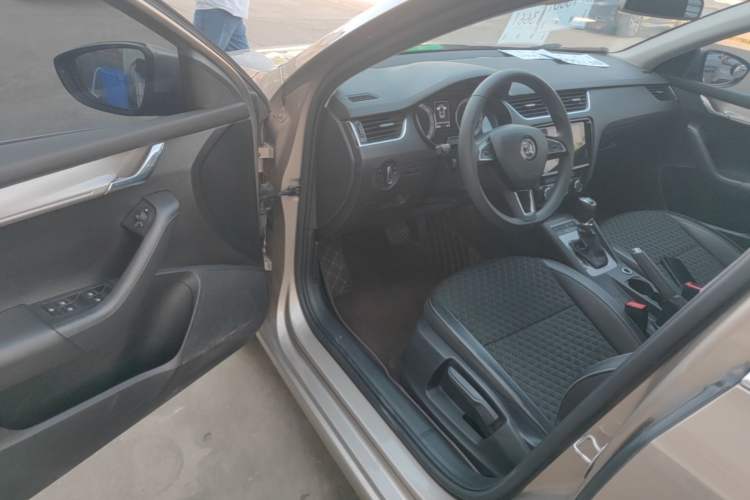 Used Skoda Octavia 2019 1.5L Automatic Smart Drive Luxury Edition China VI Standard Driver Seat