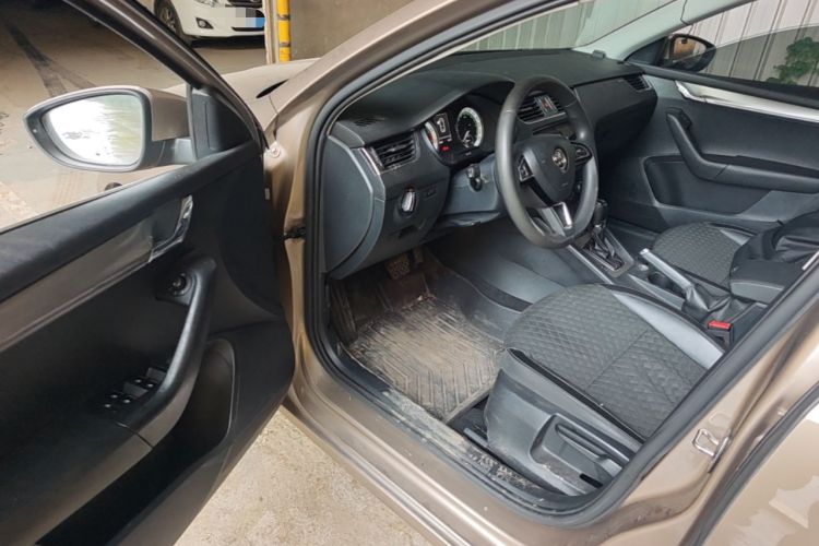 Used Skoda Octavia 2019 1.5L Automatic Smart Drive Luxury Edition China VI Standard Driver Seat