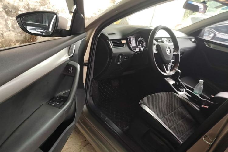 Used Skoda Octavia 2019 TSI230 DSG Smart & Comfort Edition China VI Standard Driver Seat