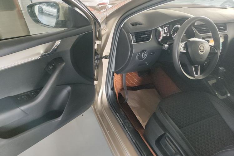 Used Skoda Octavia 2019 1.5L Automatic Smart Drive Luxury Edition China VI Standard Driver Seat