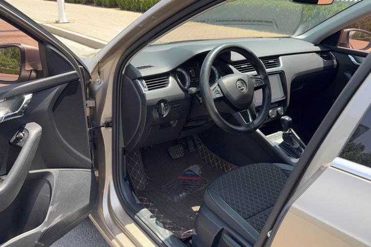 Used Skoda Octavia 2019 1.5L Automatic Smart Drive Luxury Edition China VI Standard Driver Seat