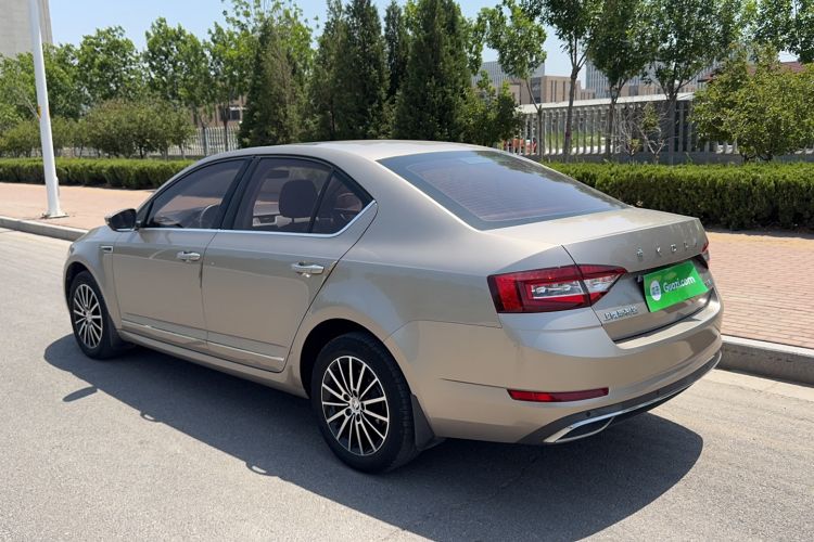 Used Skoda Octavia 2019 1.5L Automatic Smart Drive Luxury Edition China VI Standard Exterior 3