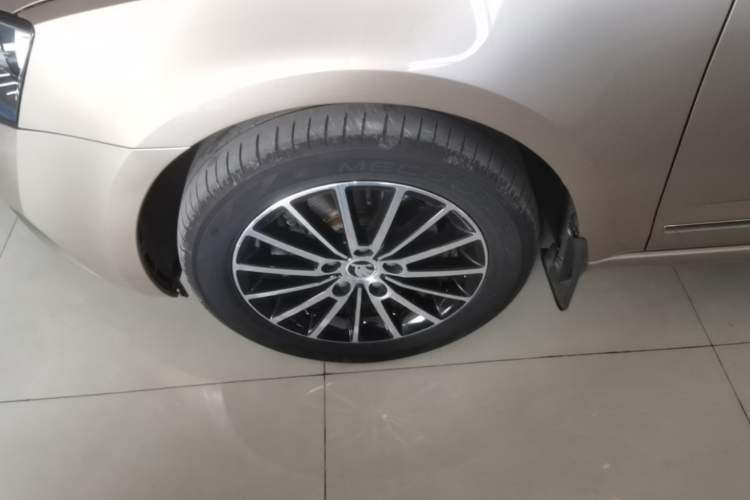 Used Skoda Octavia 2019 1.5L Automatic Smart Drive Luxury Edition China VI Standard Exterior 4