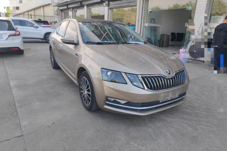 Used Skoda Octavia 2019 1.5L Automatic Smart Drive Luxury Edition China VI Standard Front Right 45 Deg