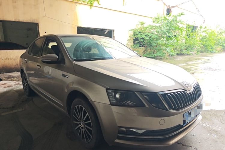 Used Skoda Octavia 2019 1.5L Automatic Smart Drive Luxury Edition China VI Standard Front Right 45 Deg