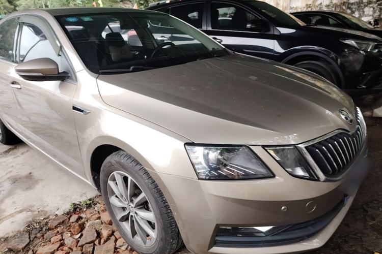 Used Skoda Octavia 2019 TSI230 DSG Smart & Comfort Edition China VI Standard Front Right 45 Deg