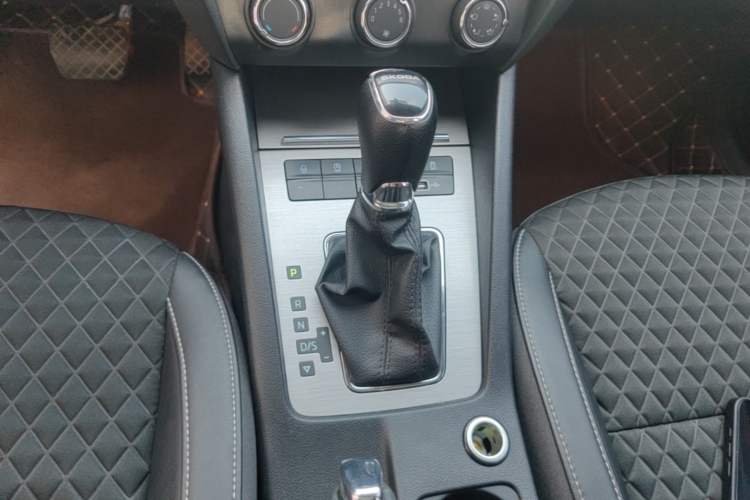 Used Skoda Octavia 2019 1.5L Automatic Smart Drive Luxury Edition China VI Standard Gear Lever