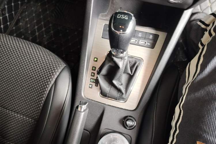 Used Skoda Octavia 2019 TSI230 DSG Smart & Comfort Edition China VI Standard Gear Lever