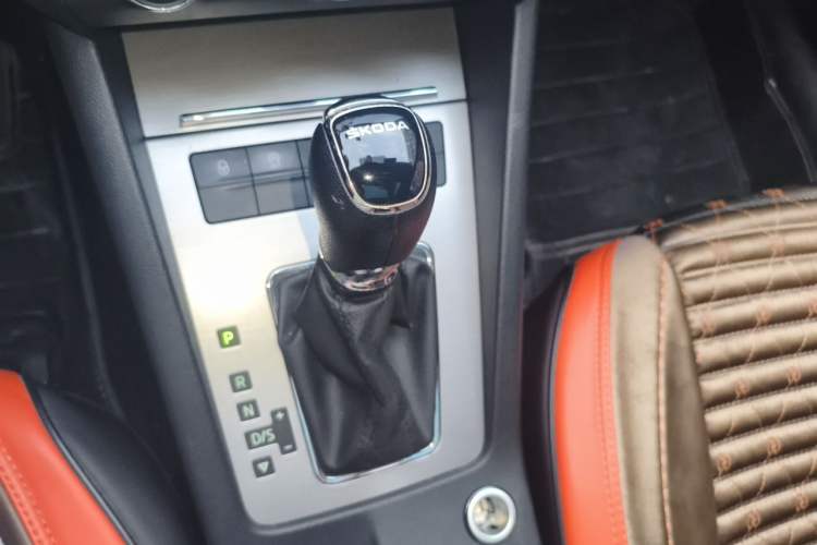 Used Skoda Octavia 2019 1.5L Automatic Luxury Edition Gear Lever