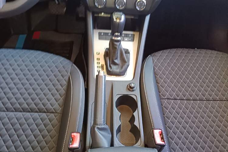 Used Skoda Octavia 2019 1.5L Automatic Smart Drive Luxury Edition China VI Standard Gear Lever