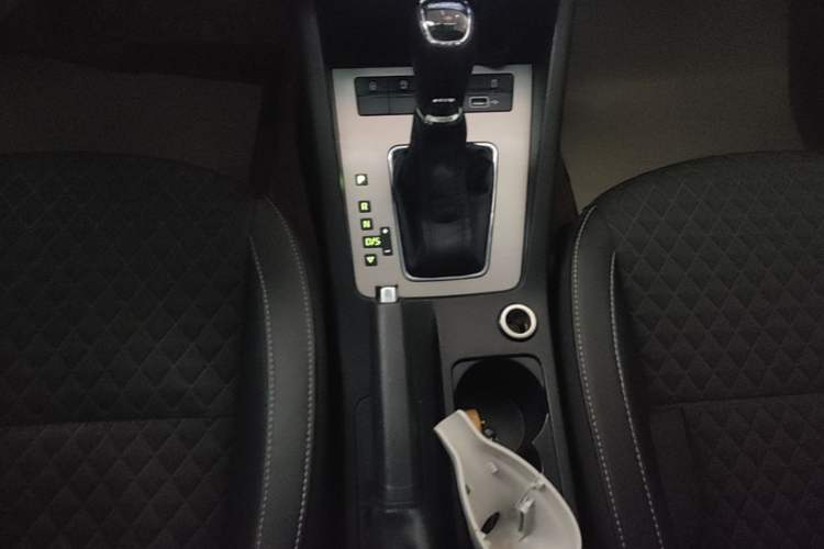 Used Skoda Octavia 2019 1.5L Automatic Smart Drive Luxury Edition China VI Standard Gear Lever