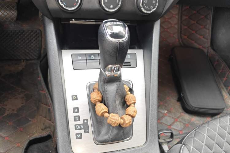 Used Skoda Octavia 2019 1.5L Automatic Luxury Edition Gear Lever