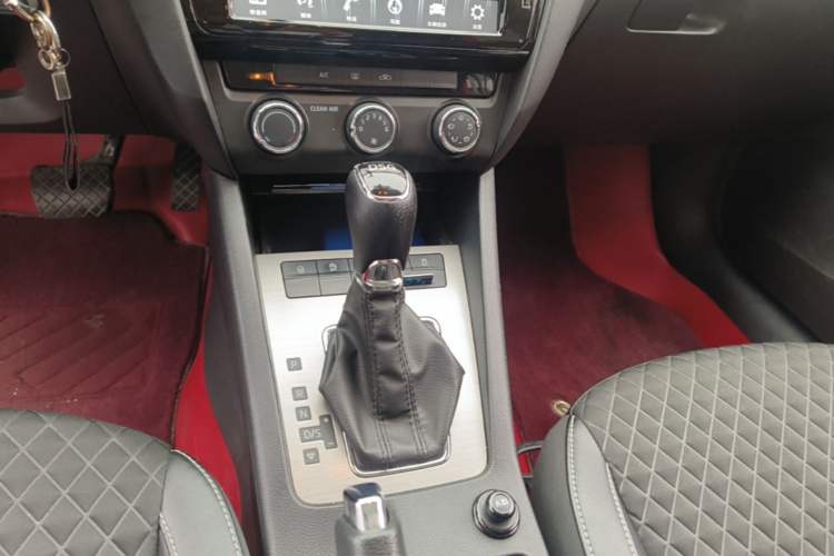 Used Skoda Octavia 2019 TSI230 DSG Luxury Edition Gear Lever