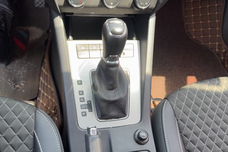 Used Skoda Octavia 2019 1.5L Automatic Smart Drive Luxury Edition China VI Standard Gear Lever