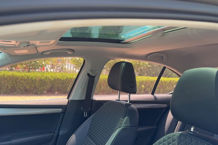 Used Skoda Octavia 2019 1.5L Automatic Smart Drive Luxury Edition China VI Standard Headliner