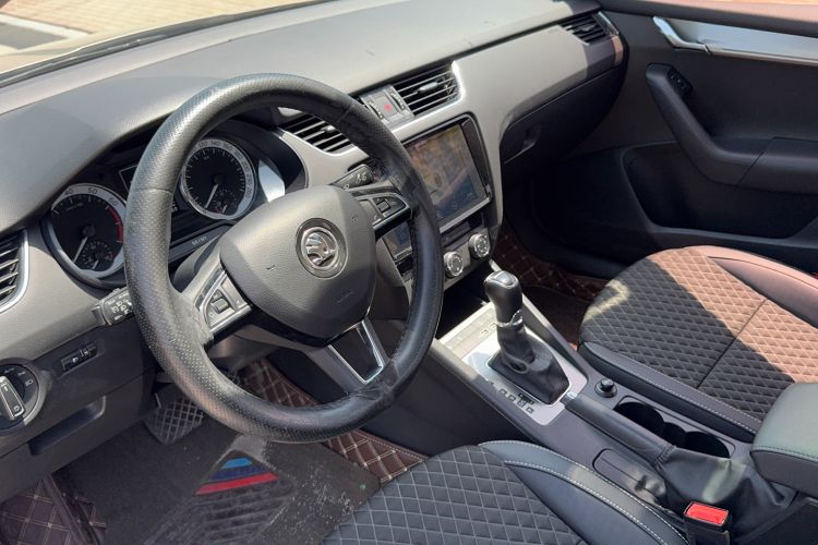 Used Skoda Octavia 2019 1.5L Automatic Smart Drive Luxury Edition China VI Standard Interior 1