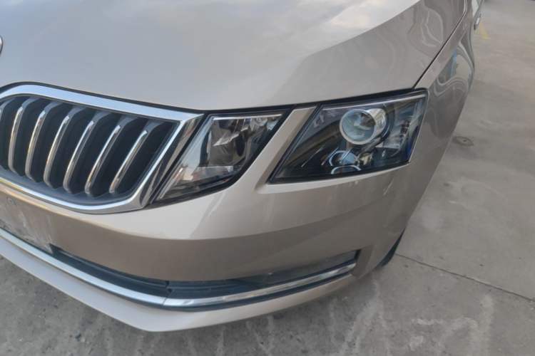 Used Skoda Octavia 2019 1.5L Automatic Smart Drive Luxury Edition China VI Standard Left Front Headlight