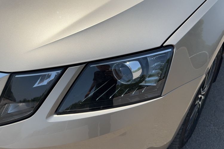 Used Skoda Octavia 2019 1.5L Automatic Smart Drive Luxury Edition China VI Standard Left Front Headlight