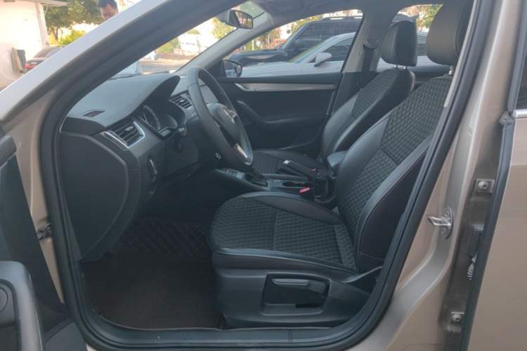 Used Skoda Octavia 2019 1.5L Automatic Smart Drive Luxury Edition China VI Standard Left Front Seat