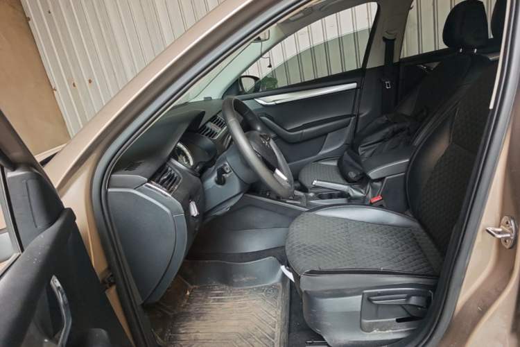 Used Skoda Octavia 2019 1.5L Automatic Smart Drive Luxury Edition China VI Standard Left Front Seat