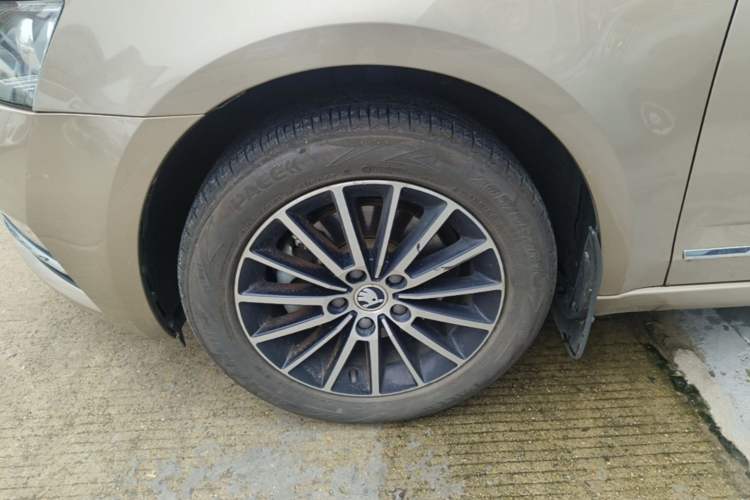 Used Skoda Octavia 2019 TSI230 DSG Luxury Edition Left Front Wheel Hub