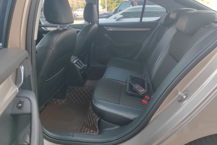 Used Skoda Octavia 2019 1.5L Automatic Smart Drive Luxury Edition China VI Standard Left Rear Seat