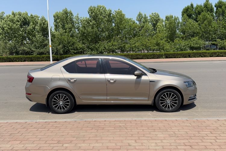 Used Skoda Octavia 2019 1.5L Automatic Smart Drive Luxury Edition China VI Standard Rear